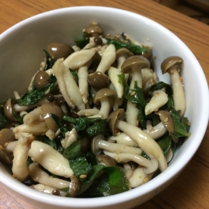 簡単にできる、キノコ料理が食べたくて作りました。
すりゴマをかけたので、風味が増しました。